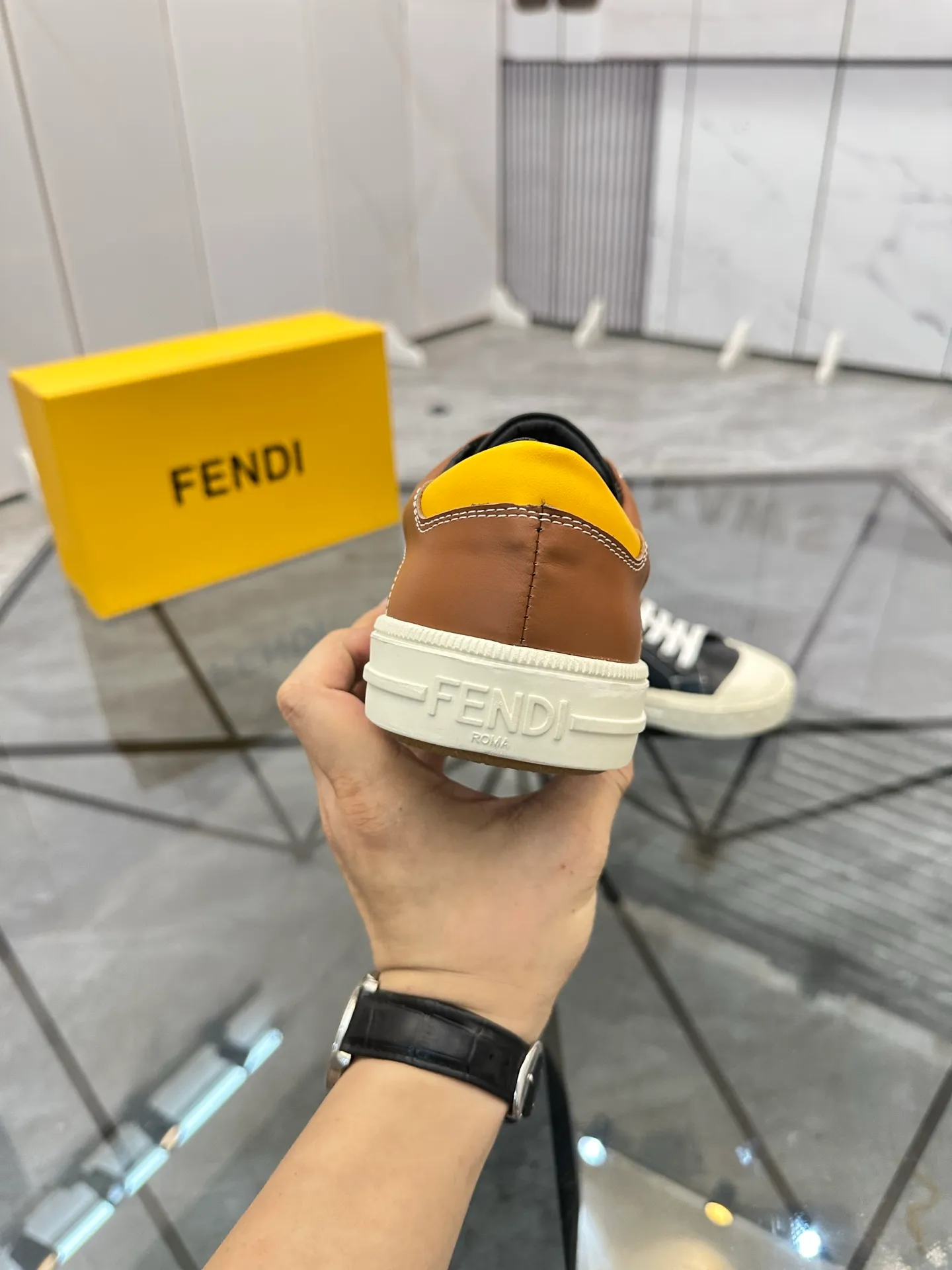 Selling men's shoes 💰: 💰P440¥ Product trademark: Fendi* "Fendi*" low-top casual shoes Regular size: 38-44 (can be customized to 45) Product materials: imported cowhide upper, sheepskin lining, original outsole. No.:6735